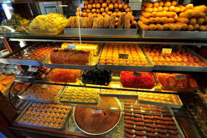 محلات الحلويات الشرقية في العاشر من رمضان